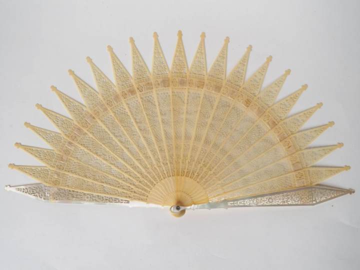 Eventail XIXème à feuilles brisées de style cathédrale. 21 brins + 2MB