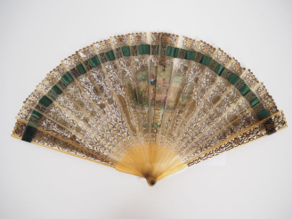 Vente aux enchères Eventail fin XVIIIème début XIXème à 20 brins, en écaille blonde à déc
