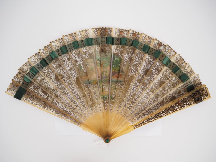 Eventail fin XVIIIème début XIXème à 20 brins, en écaille blonde à déc