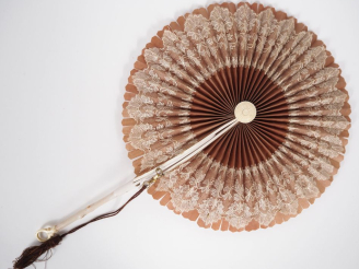 Vente aux enchères Eventail écran 1900. Soie marron réhaussée d'une dentelle blonde de Ca