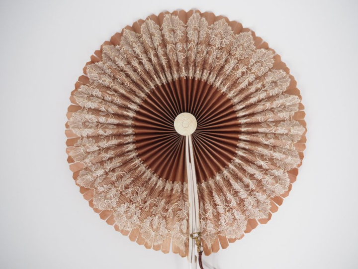Eventail écran 1900. Soie marron réhaussée d'une dentelle blonde de Ca