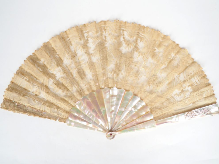 Eventail de mariage XIXème à 14 brins +2MB. "Plein vol". 31,5 cm.