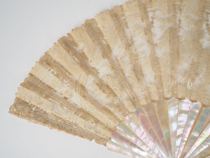 Eventail de mariage XIXème à 14 brins +2MB. "Plein vol". 31,5 cm.