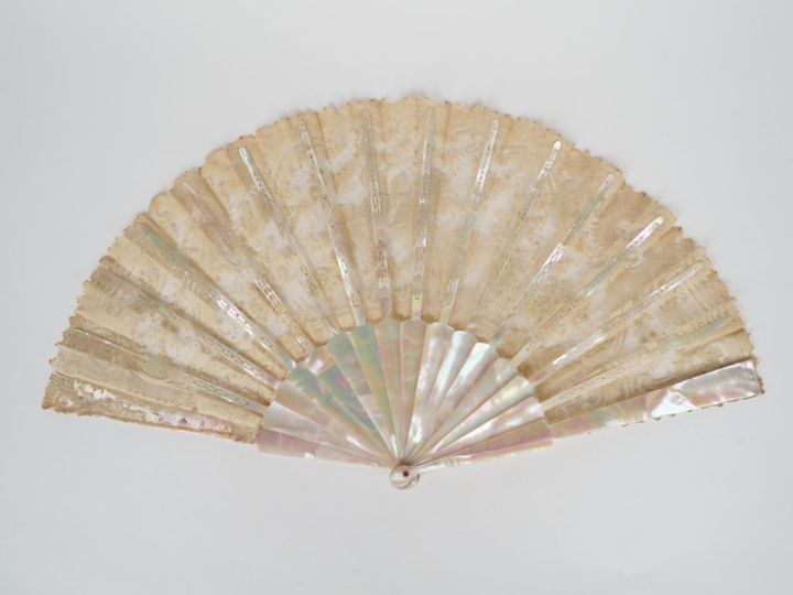 Eventail de mariage XIXème à 14 brins +2MB. "Plein vol". 31,5 cm.