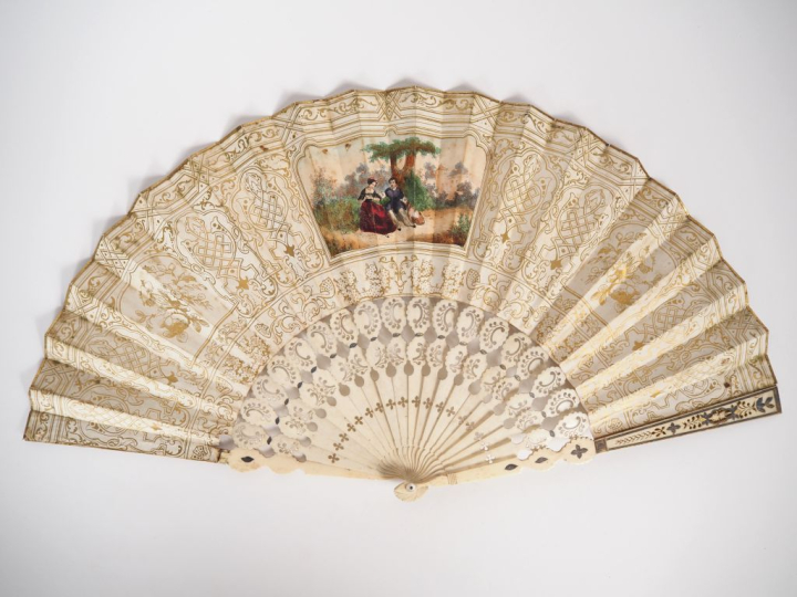 Eventail XIXème  à 18 brins + 2MB. Monture en os, repercée et incrusté