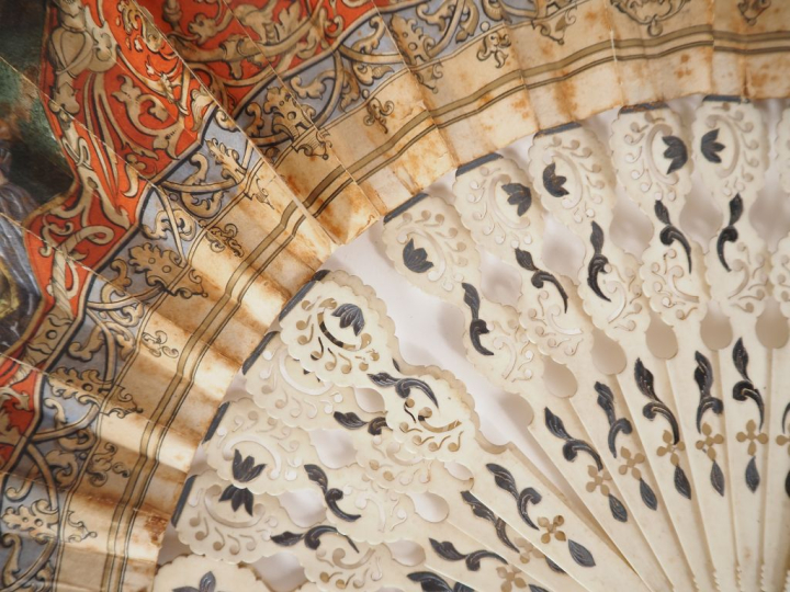 Eventail XIXème  à 18 brins + 2MB. Monture en os, repercée et incrusté