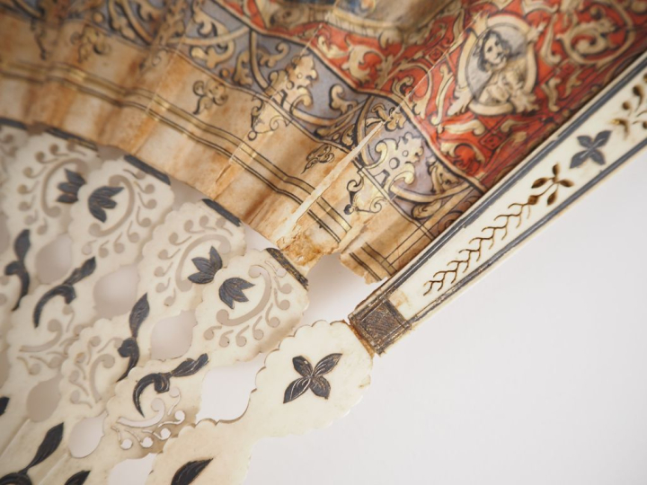 Eventail XIXème  à 18 brins + 2MB. Monture en os, repercée et incrusté