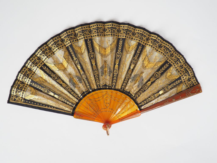 Eventail Empire monture à 16 brins + 2 MB. Monture en corne blonde piq