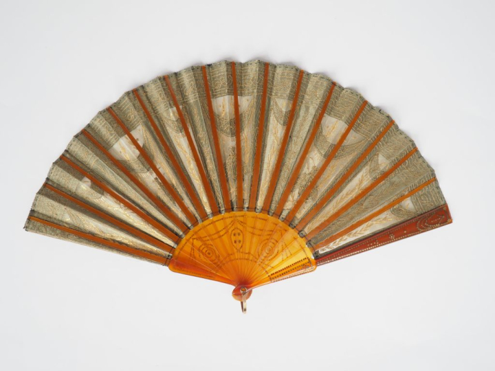 Eventail Empire monture à 16 brins + 2 MB. Monture en corne blonde piq
