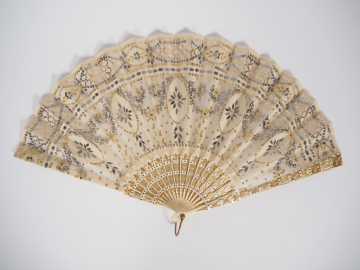 Eventail Directoire en ivoire. 14 brins + 2MB. Motif sculpté ajouré et