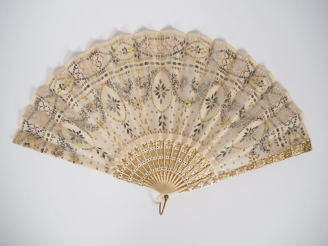 Vente aux enchères Eventail Directoire en ivoire. 14 brins + 2MB. Motif sculpté ajouré et