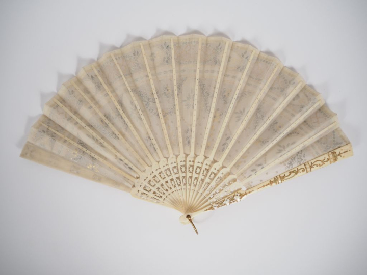 Eventail Directoire en ivoire. 14 brins + 2MB. Motif sculpté ajouré et