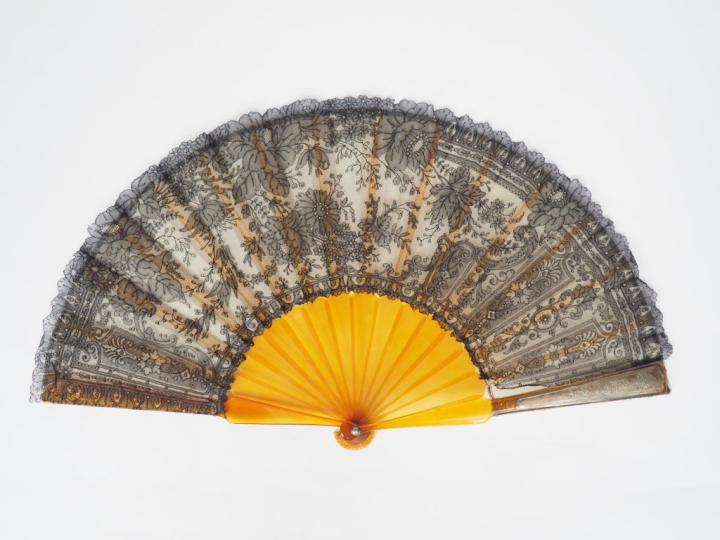 Eventail fin XIXème. Monture en écaille blonde à 16 brins. Maitre Brin