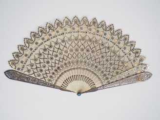 Vente aux enchères Eventail XIXème à feuilles brisées en ivoire ajouré, à décor de feuill