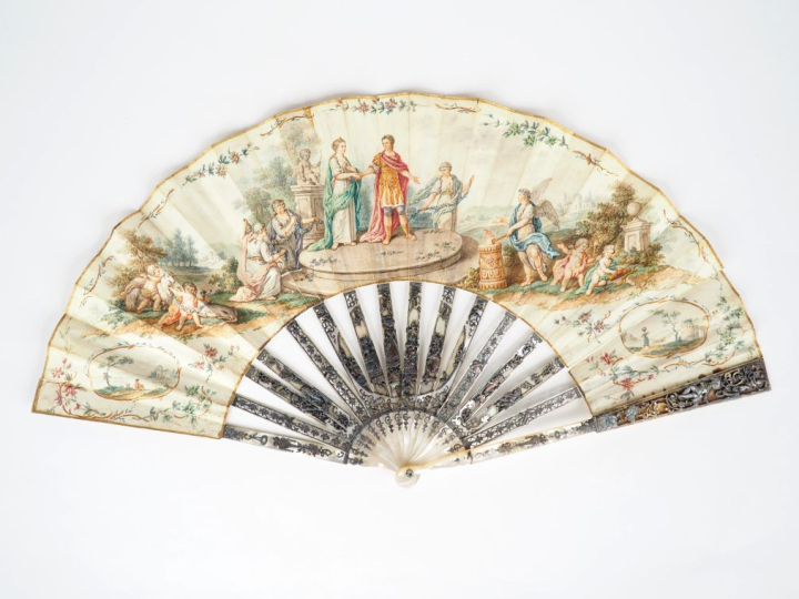 Eventail Louis XVI. Monture en nacre burgautée, gravée or et argent, à