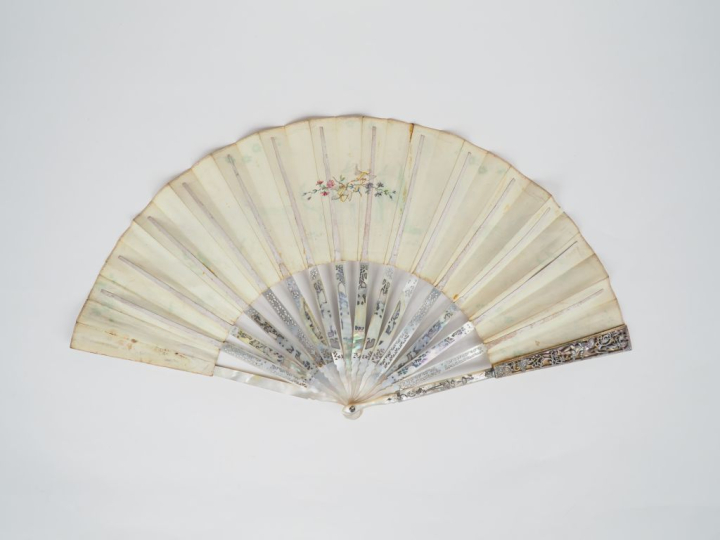 Eventail Louis XVI. Monture en nacre burgautée, gravée or et argent, à