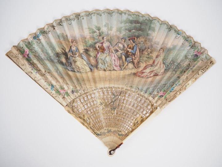 Eventail Louis XVI à 22 brins + 2 MB. Monture ivoire repercé, simulant