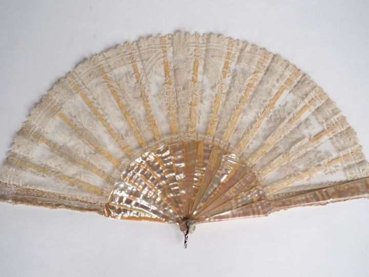Eventail 1900 à feuilles pliées, à 16 brins, en nacre et dentelle.