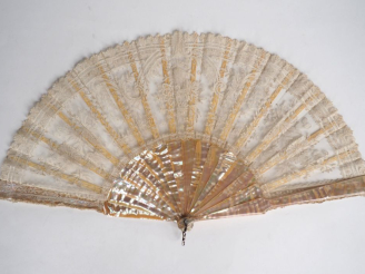 Vente aux enchères Eventail 1900 à feuilles pliées, à 16 brins, en nacre et dentelle.