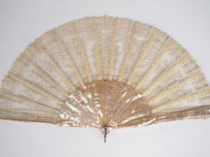 Eventail 1900 à feuilles pliées, à 16 brins, en nacre et dentelle.