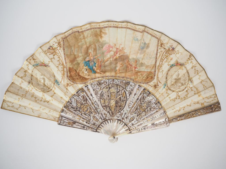 Eventail XIX, monture nacre 17 brins, repercée et décorée de rinceaux 