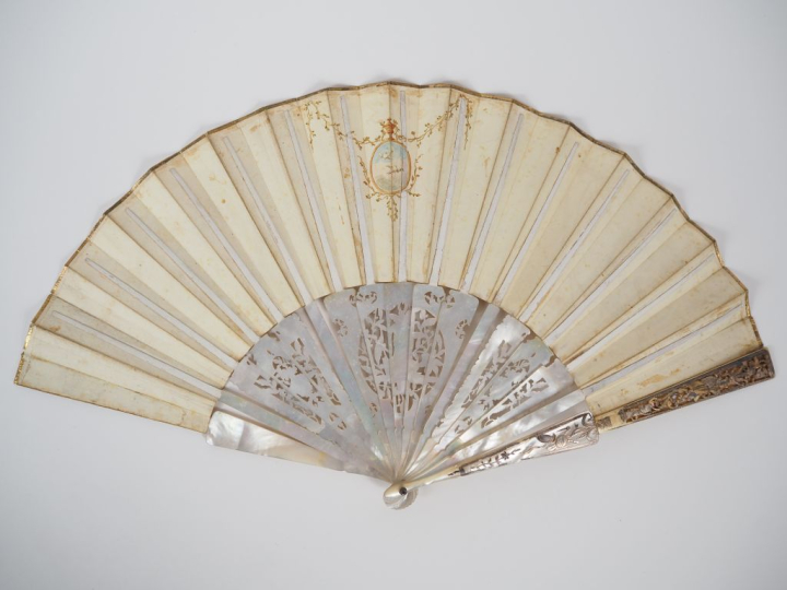 Eventail XIX, monture nacre 17 brins, repercée et décorée de rinceaux 