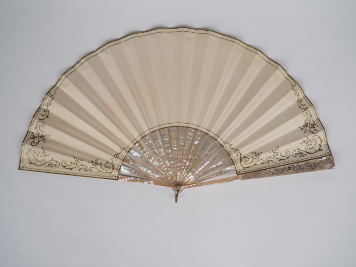 Eventail XIXème à feuilles pliées, à 16 brins + 2 MB. Monture en nacre