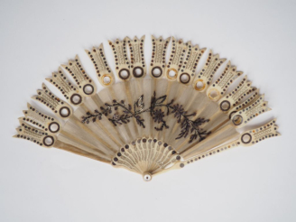 Vente aux enchères Eventail début XIXème en ivoire et soie brodée, décor de feuillage. 17