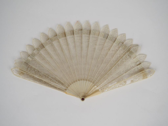 Vente aux enchères Eventail Restauration, à feuilles brisées. Ivoire repercé, à décor de 