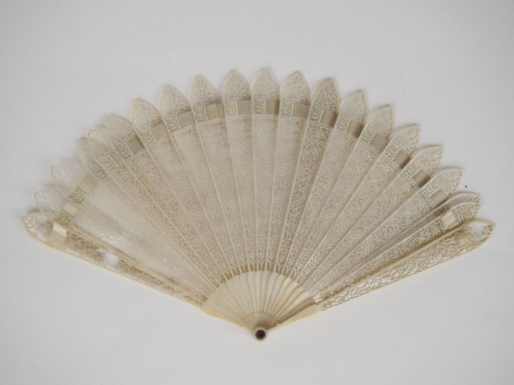 Eventail Restauration, à feuilles brisées. Ivoire repercé, à décor de 