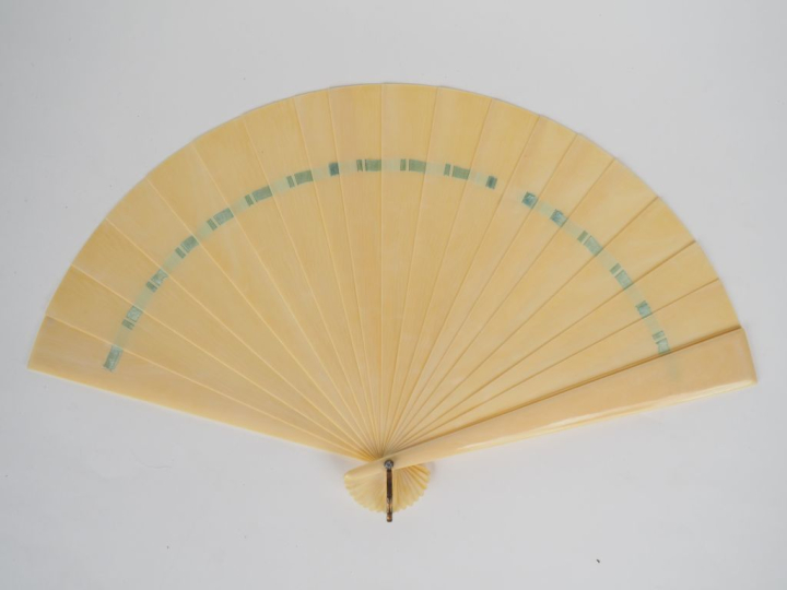 Eventail fin XIXème à feuilles brisées, 18 brins + 2 MB. Monture en iv