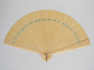 Vente aux enchères Eventail fin XIXème à feuilles brisées, 18 brins + 2 MB. Monture en iv