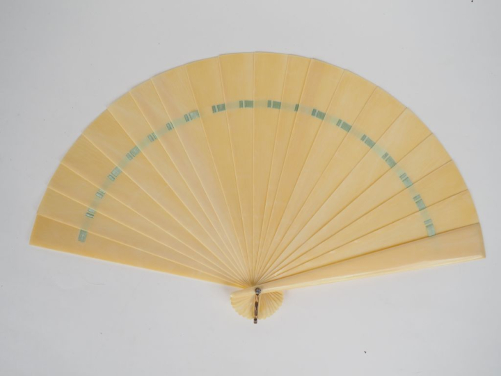 Eventail fin XIXème à feuilles brisées, 18 brins + 2 MB. Monture en iv