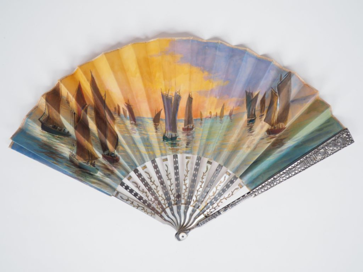 Eventail  XIXème, circa 1890 à 18 brins. Monture mixte en acier et nac