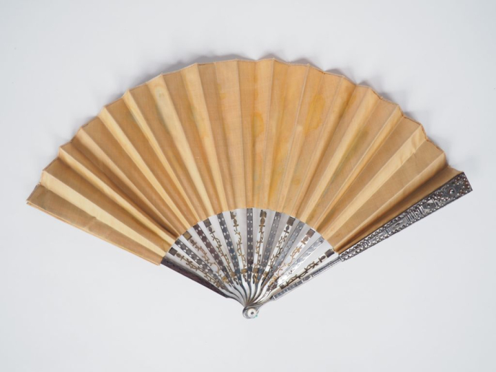 Eventail  XIXème, circa 1890 à 18 brins. Monture mixte en acier et nac