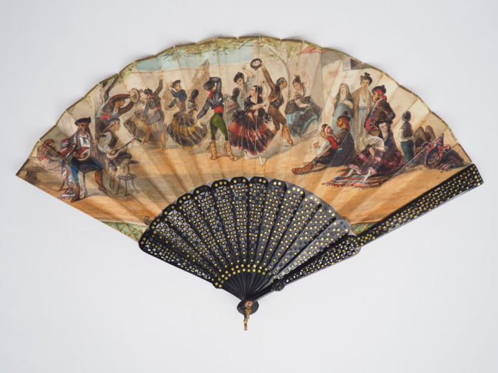 Eventail espagnol fin XIXème à feuilles pliées. Décor de danse gitane 