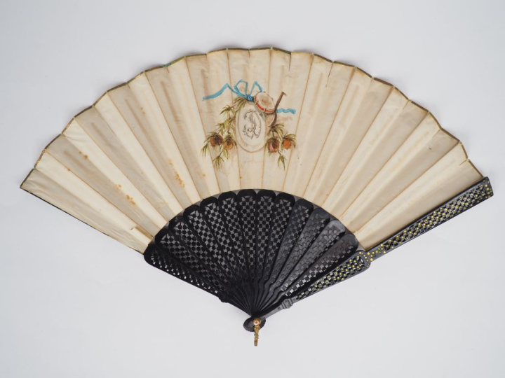 Eventail espagnol fin XIXème à feuilles pliées. Décor de danse gitane 