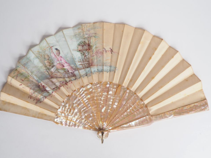 Eventail 1900 en  nacre, à feuilles pliées, décor gouaché sur soie de 