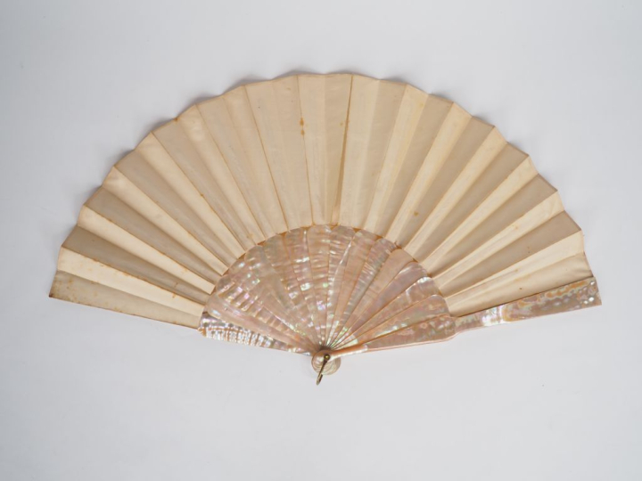 Eventail 1900 en  nacre, à feuilles pliées, décor gouaché sur soie de 