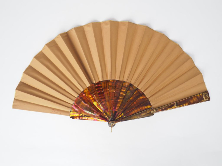 Eventail XIXème. Monture en nacre "flamboyant" à 14 brins, feuille en 