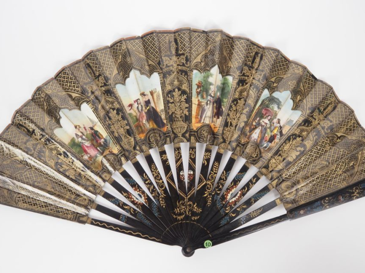 Eventail romantique XIXème à feuilles pliées, monture en bois polychro