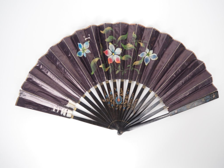 Eventail romantique XIXème à feuilles pliées, monture en bois polychro