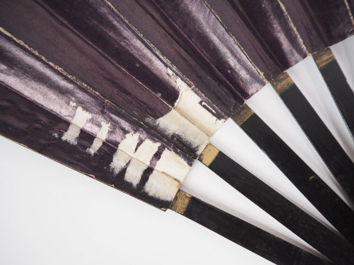 Eventail romantique XIXème à feuilles pliées, monture en bois polychro