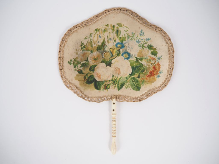 Ecran à main XIXème. Manche en os. Décor imprimé de fleurs et de papil