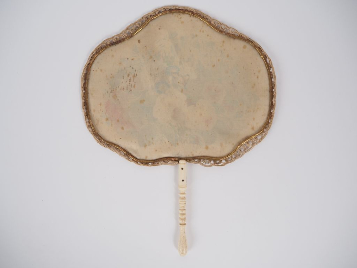 Ecran à main XIXème. Manche en os. Décor imprimé de fleurs et de papil
