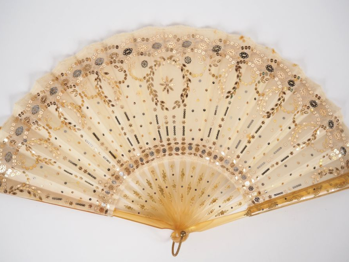 Eventail romantique à feuilles pliées. 16 brins + 2MB. "Plein vol". Co