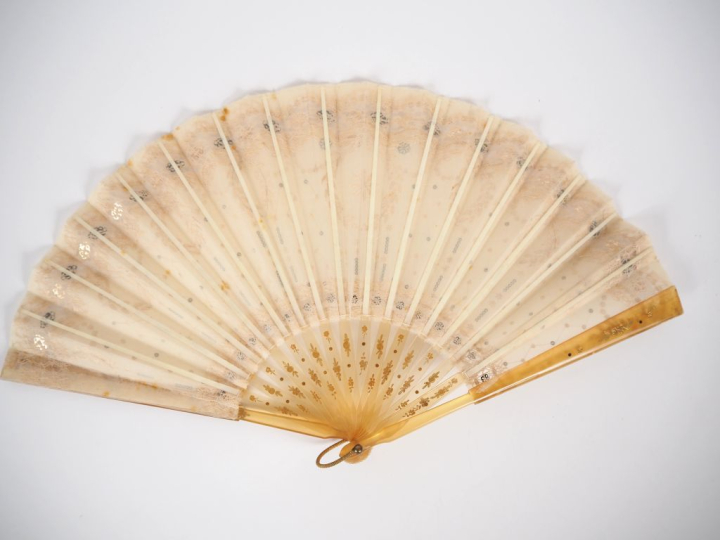 Eventail romantique à feuilles pliées. 16 brins + 2MB. "Plein vol". Co