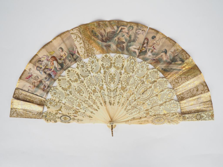 Eventail fin XIXème en os à 14 brins + 2MB. "Plein vol". Gorge gravée,