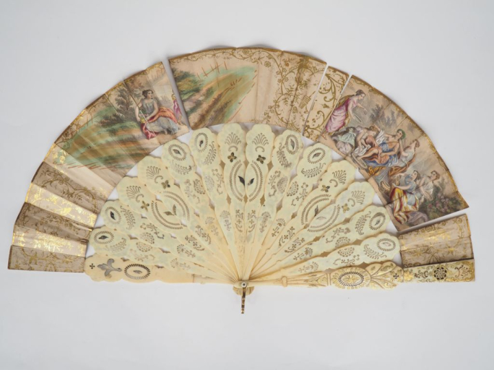 Eventail fin XIXème en os à 14 brins + 2MB. "Plein vol". Gorge gravée,