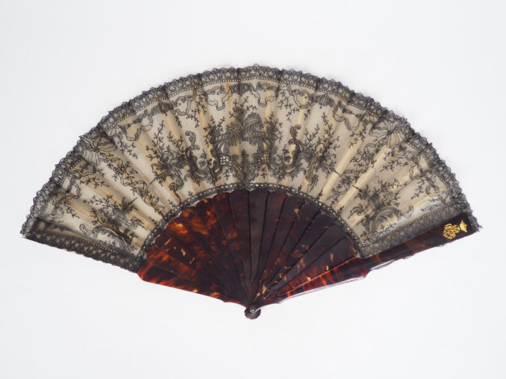 Eventail Napoléon III à feuilles pliées en dentelle noire, monture en 